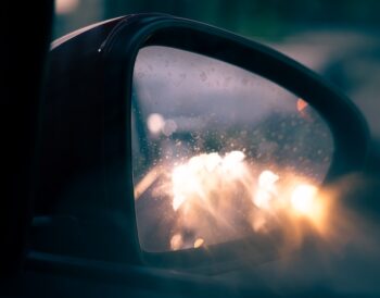 Billjus som reflekteras i sidospegel