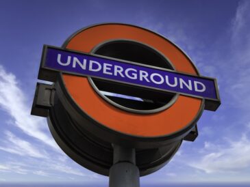 Underground metro skylt