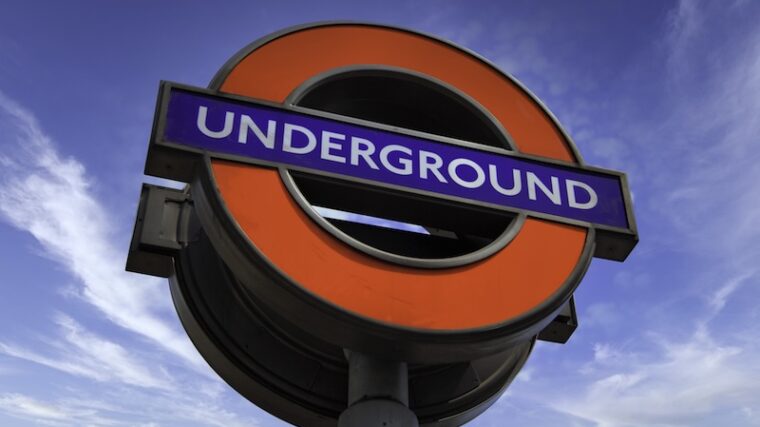 Underground metro skylt